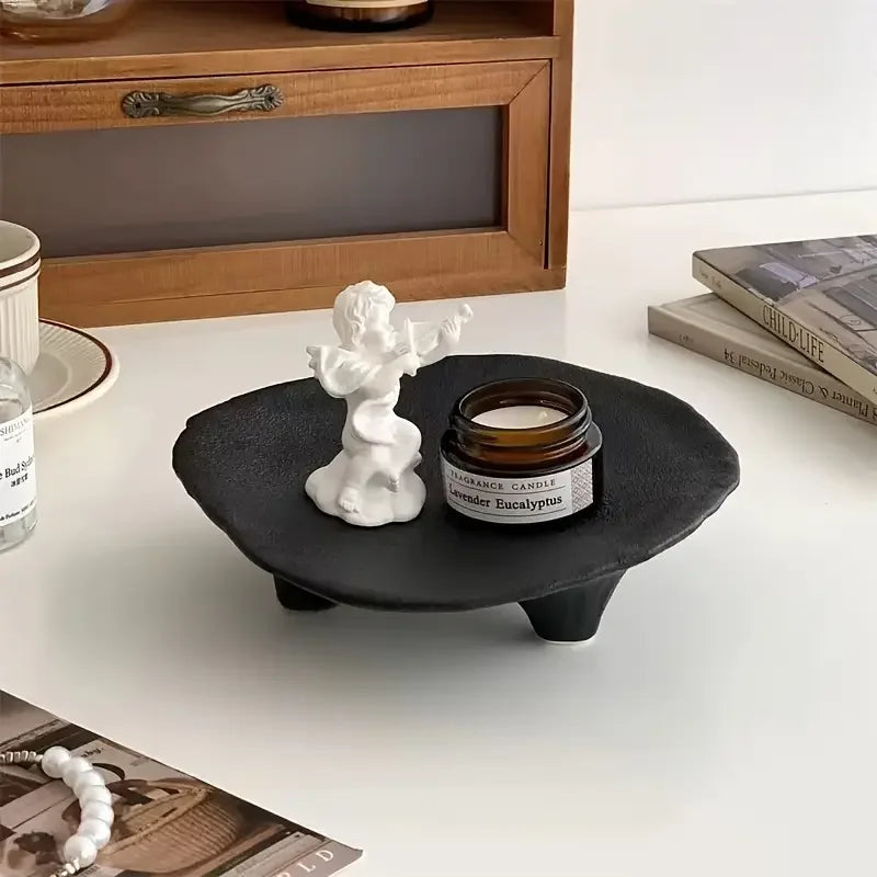 Plateau à bijoux en céramique sur trois pieds – Design artistique pour rangement élégant