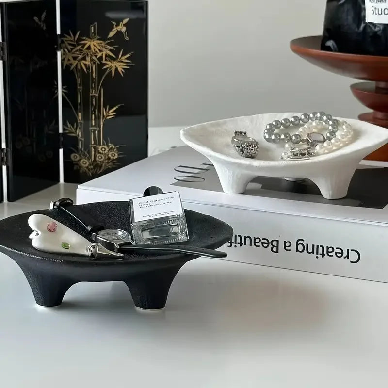 Plateau à bijoux en céramique sur trois pieds – Design artistique pour rangement élégant