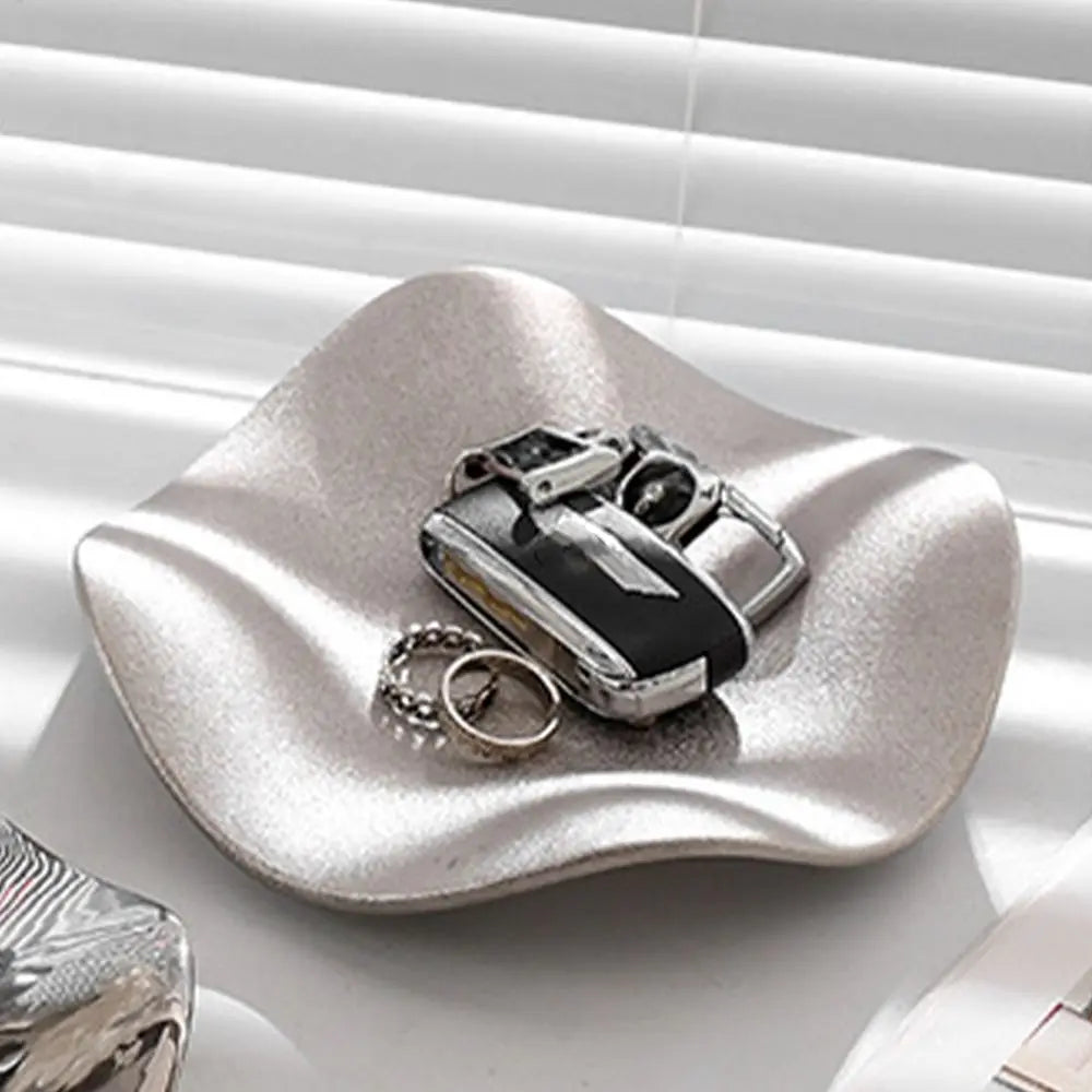 Plateau en céramique en forme de fleur irrégulière – Rangement élégant pour clés, bijoux et petits objets